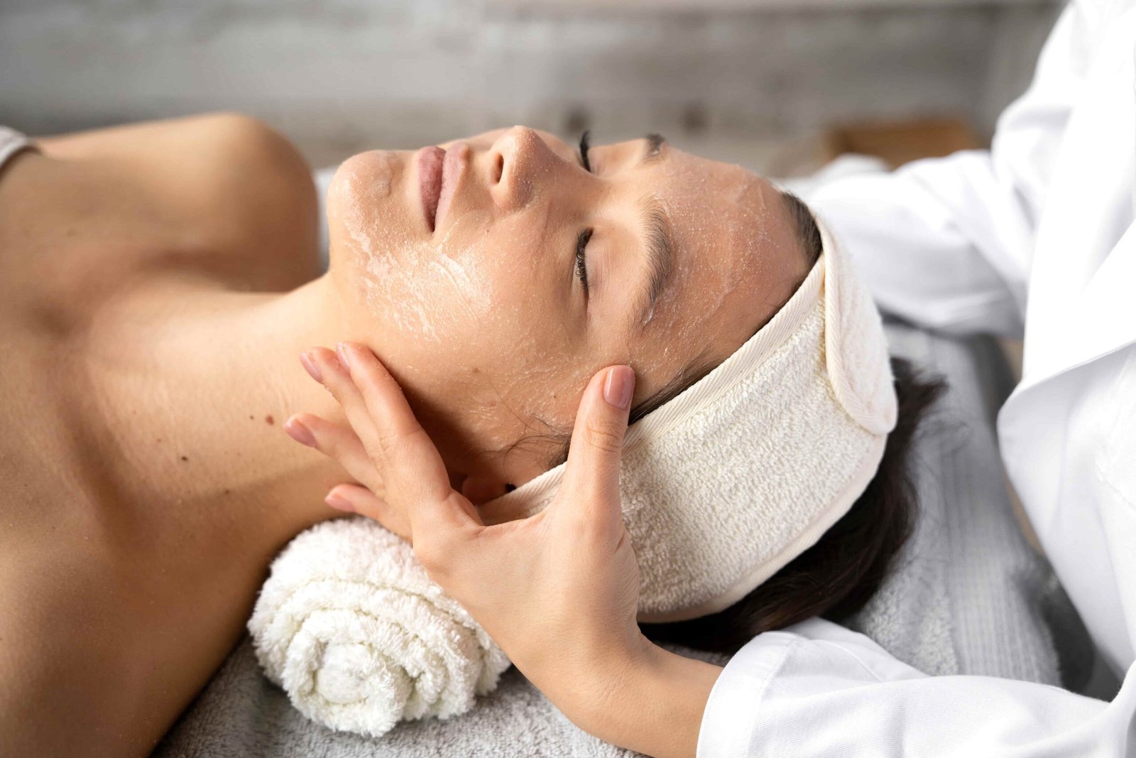 Mujer recibe una limpieza facial profesional con productos de limpieza facial Ana Estada.