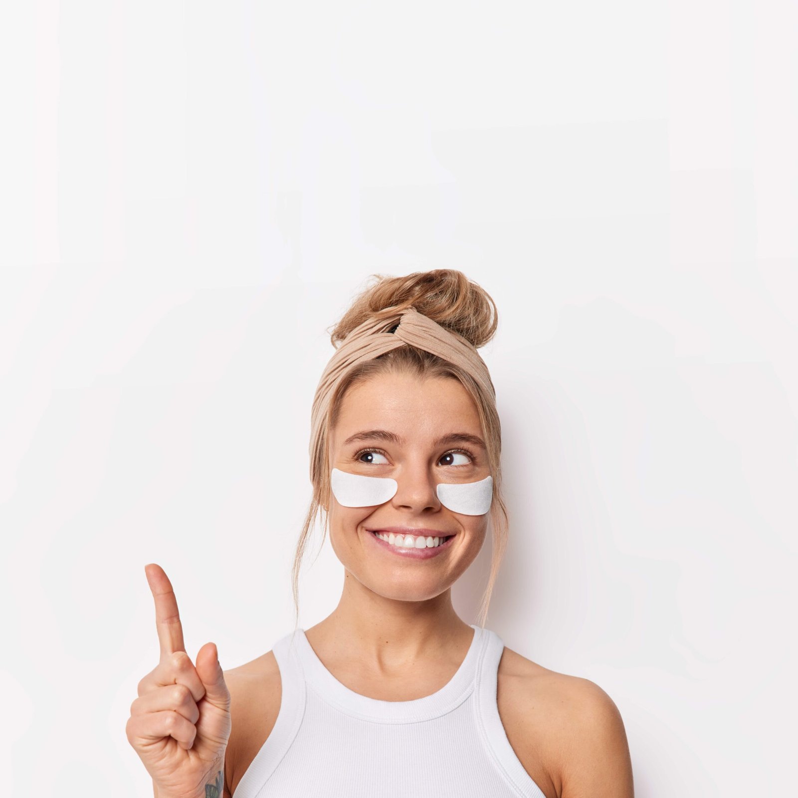 Mujer señalando los productos que necesita su piel