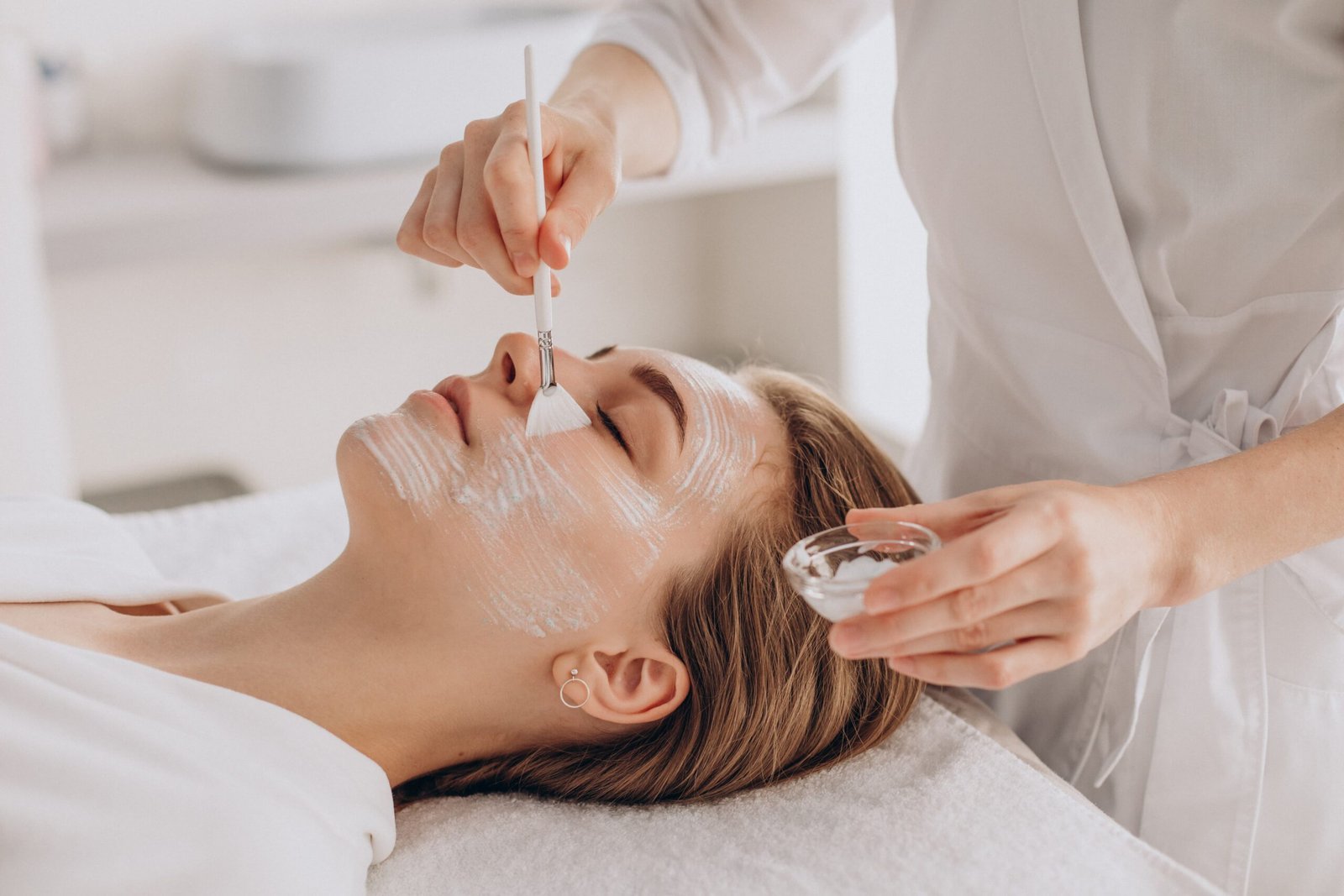 Mujer recibiendo un tratamiento facial profesional de Ana Estada.